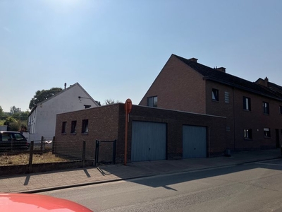 Huis met veel bergruimte en klein tuintje