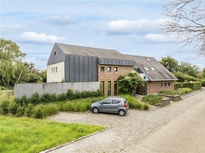 Moderne ruime villa met 5 slpks op ca. 1,1 ha grond.