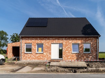 Nieuwbouwwoning met garage op landelijke locatie