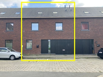 Ruime en moderne rijwoning in groene omgeving