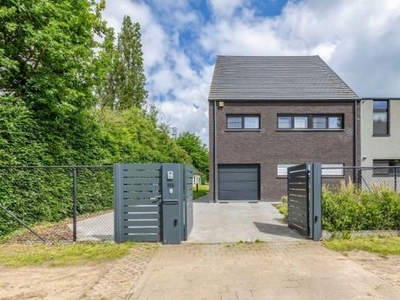 Ruime woning (369m²) met 4 slp. en praktijk (onderaan) in A