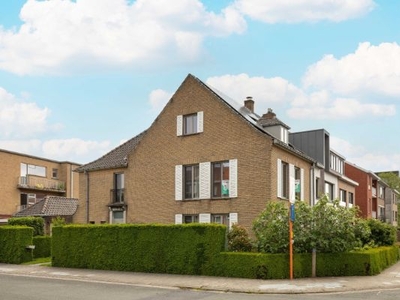 Verrassend ruime en super energiezuinige hoekwoning met garage en tuin te Sint-Kruis.