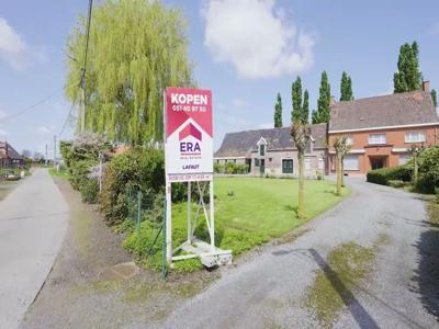 Mooi gelegen hoeve op 17.435 m² met veel bijgebouwen