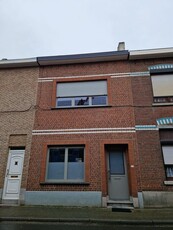 Gerenoveerde rijwoning met tuin (+zonnepanelen met batterij)