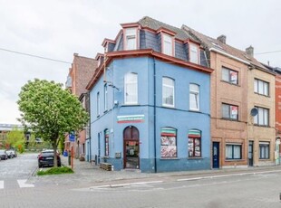 Karaktervolle hoekwoning met handelsgelijkvloers