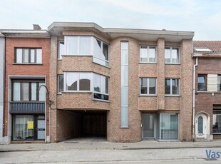 Lichtrijk leefappartement met 2 slaapkamers, ruim terras ...