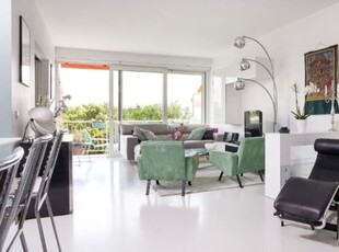 Practhig design penthouse met terrassen en indoor zwembad.