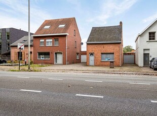 Te renoveren woning met 3 à 4 slaapkamers en garage op 447m²