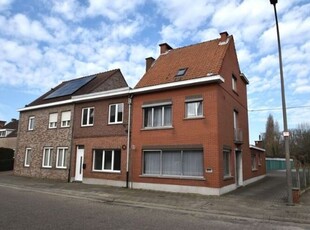 Unieke eigendom bestaande uit een woning, 18 garages en g...