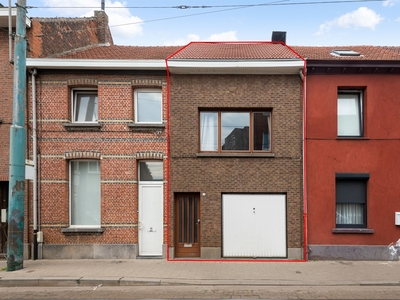 Op te frissen woning met 2 slaapkamers, garage en koer te koop!