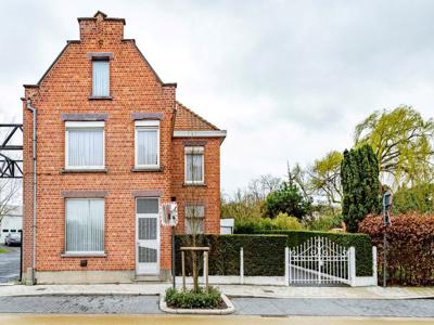 KARAKTERVOLLE WONING MET TUIN EN GARAGE OP 254 m²