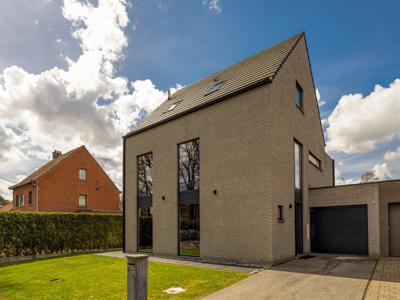 Recente HOB met 5 slaapkamers, 2 badkamers en garage