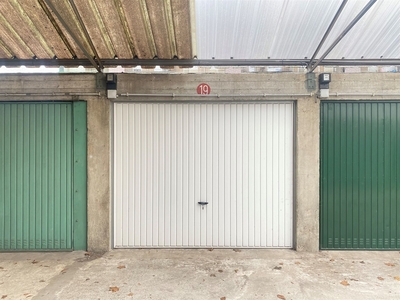 Garagebox met elektrische poort op gunstige locatie!