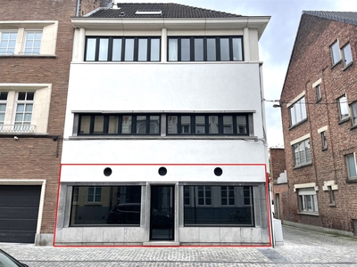 Handelsgelijkvloers op uitstekende locatie met veel potentieel en visibiliteit in hartje Mechelen!