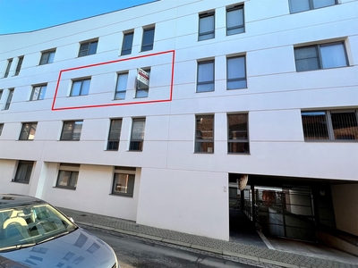 RUIM APPARTEMENT (95m²) MET 2 SLAAPKAMERS, TERRAS, AUTOSTAANPLAATS EN BERGING