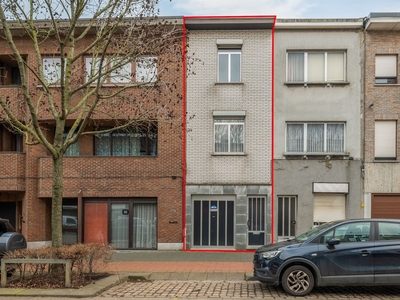 Te renoveren woning met 4 slaapkamers, tuin en garage!