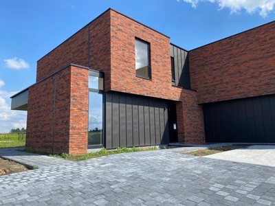 Half-open nieuwbouw woning met mooie tuin en 3 slaapkamers