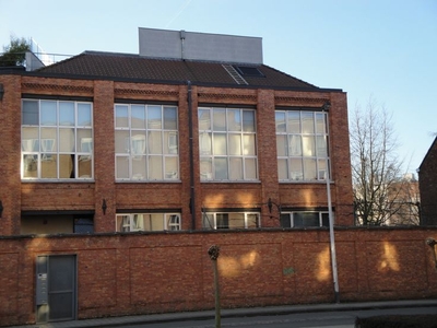 Lichtrijke loft in stadstuin met staanplaats in garage