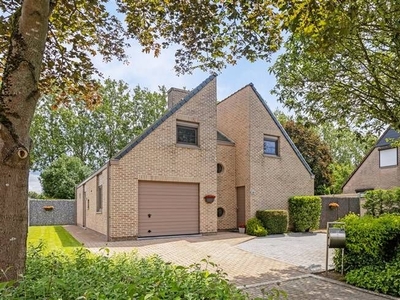 Open bebouwing met 3 slaapkamers, garage en tuin