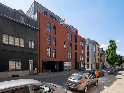 Penthouse met 4 slpks en 2 badkamers en 4 staanplaatsen te koop op toplocatie!