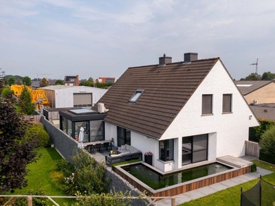 GERENOVEERDE VILLA MET LOODS (200 m²) OP 2.342 m²