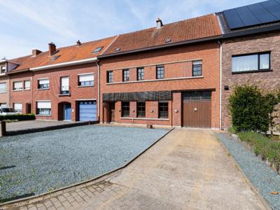 Woning met 6 ruime slaapkamers en gigantisch magazijn