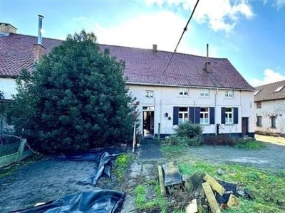 Charmante te renoveren hoeve te Galmaarden