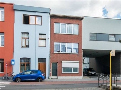 Gelijkvloersappartement met 1 grote slaapkamer en ruime tuin