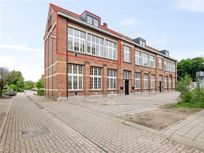 Gerenoveerd duplex appartement met terras en autostaanplaats