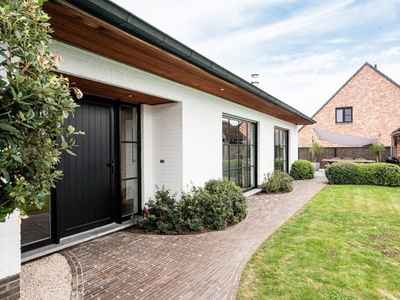 Instapklare woning met loods en prachtig aangelegde tuin en