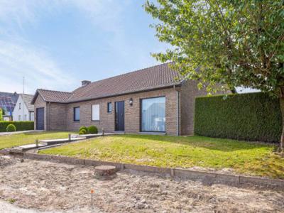 Zeer verzorgde bungalowwoning met 3 slaapkamers, garage en carport