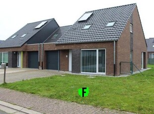 Halfopen bebouwing met 3 slpk en tuin dichtbij centrum Zott…