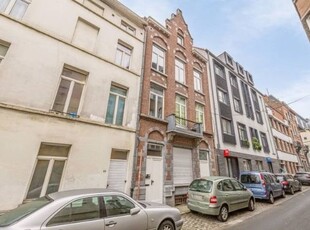 Studentenhuis met 2 studio's en vier kamers te koop.