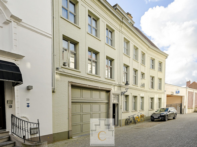 ruim gelijkvloers appartement in kleinschalige residentie op toplocatie in de Moerstraat, met groot terrras en optionele aankoop kleine autostandplaats en/of grote garagebox