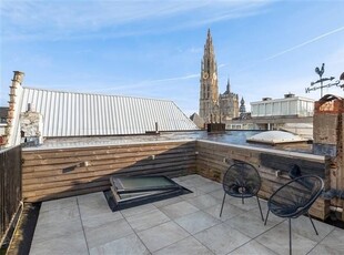 Gerenoveerde penthouse met dakterras