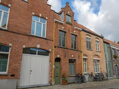 Gerenoveerde instapklare woning met 2 slk, Rolweg Brugge.