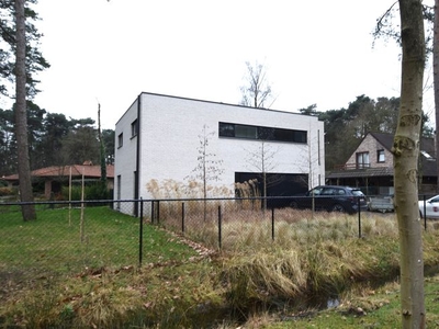 Moderne villa met zuid tuin op residentiële en bosrijke loc