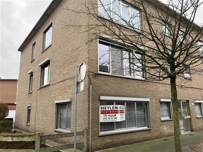 Ruim gelijkvloersappartement met garage