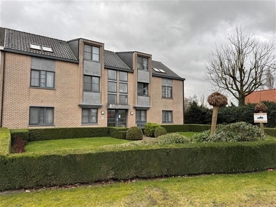 Zeer ruim gelijkvloers appartement met terras en garage.