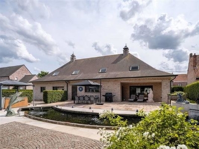 Ruime, luxueus afgewerkte villa met zwembad te Ertvelde