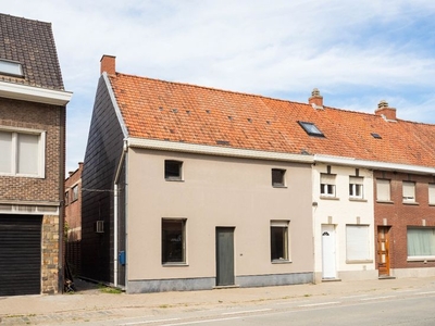 TE RENOVEREN WONING MET 3 SLPKS IN HET CENTRUM VAN VICHTE