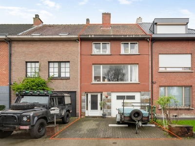 Te renoveren woning met diepe tuin op toplocatie in Wilrijk