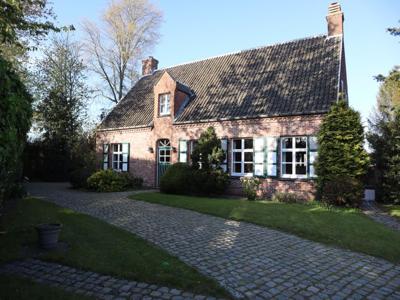 Charmante rustieke woning omgeven door groen.