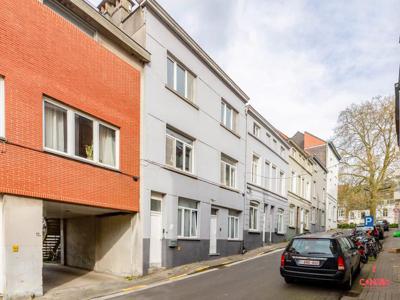 Vergund gebouw met 4 studentenkamers en 1 studio