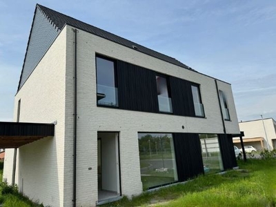 Ideaal gelegen nieuwe HOB, E18, 3 slpk, zolder, tuin,carport