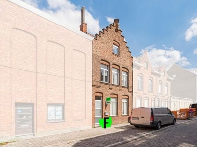 Ruime gezinswoning te huur met drie slaapkamers in het hart…