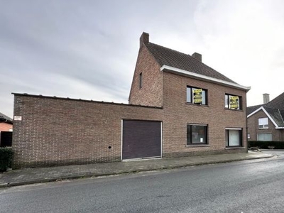 Te koop, ruime eigendom met magazijn (80m²) en grote gara...