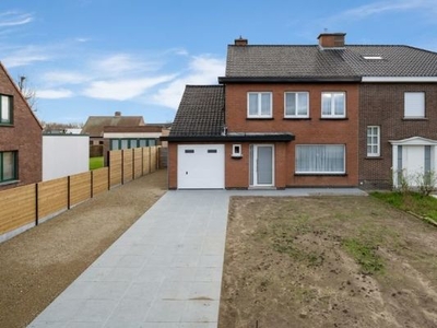 Volledig gerenoveerde ruime woning in het zalige Stasegem !