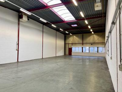 325 m² magazijn met 95 m² kantoren nabij Leuvensesteenweg