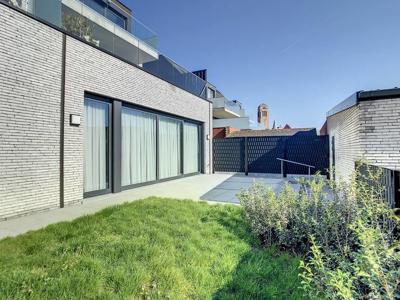 Gelijkvloers nieuwbouwappartement met zeer ruim terras te hu